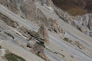 Step carefully (still on the way to Tilicho BC)